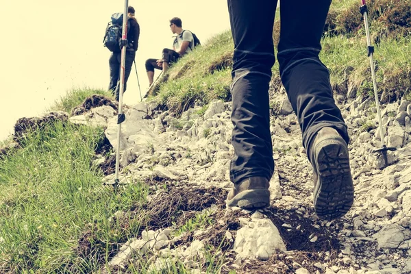 Primeros planos de los zapatos de senderismo . —  Fotos de Stock