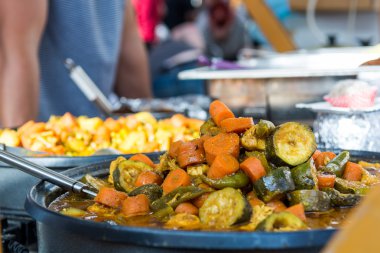 Havuç ile sebze tabağı.