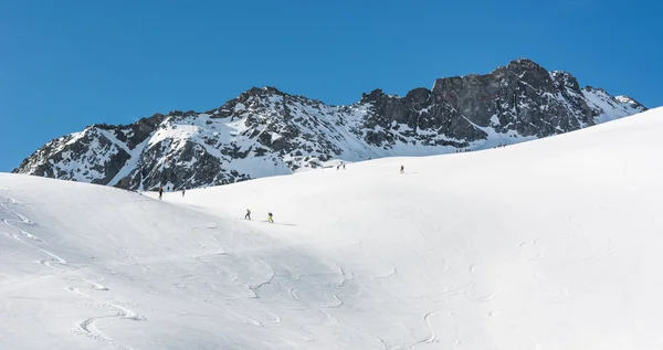 Piste enneigée avec pistes de ski . — Photo
