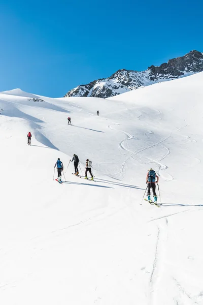 Skieurs montant une pente de montagne . — Photo