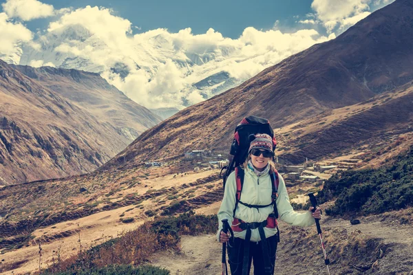 女性的徒步旅行者享受散步. — 图库照片