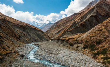 Kristal temiz buzul nehir bir vadi boyunca akan.