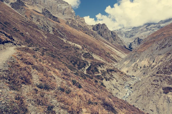 Dağ iz dik bir yamaç üzerinde. — Stok fotoğraf