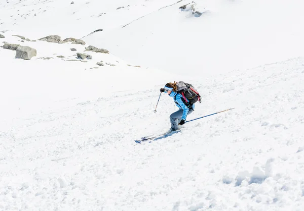 Female skier tackling a steep slope. — Stock Photo, Image