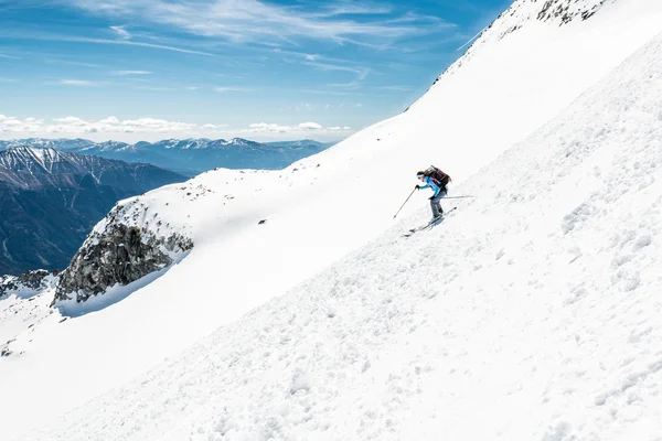 Skieur féminin s'attaquant à une pente raide . — Photo