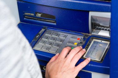 Atm sayısal tuş takımı yandan closeup.