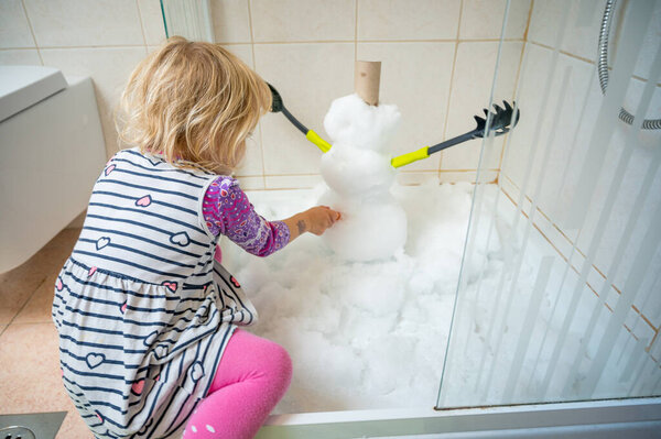 Счастливая девушка строит снеговика в душе. — стоковое фото
