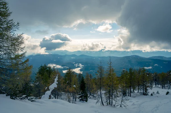 Prachtige lariksburcht omgeven door vroege sneeuw tijdens de herfst. — Stockfoto