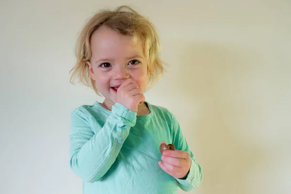 Porträtt av söt blond flicka som visar tänderna. — Stockfoto