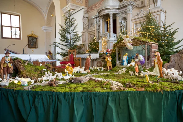 Kerststal in de plaatselijke kerk met grote zorg en toewijding gemaakt. — Stockfoto