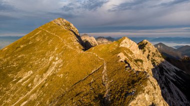 Güneşin doğuşuyla tepeden bakan muhteşem dağ sırtı..