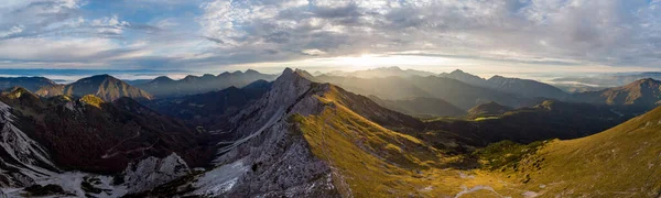Spektakuler pegunungan dilihat dari atas saat matahari terbit. — Stok Foto