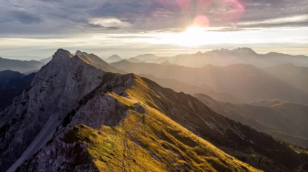 Spectaculaire crête de montagne vue d'en haut au lever du soleil. — Photo