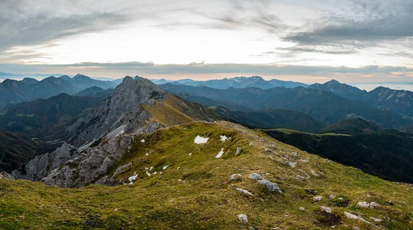 Nádherný horský pohled na slunce vycházející nad vysokým hřebenem v dálce. — Stock fotografie