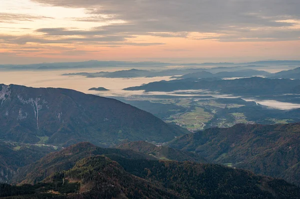 Brume matinale recouvrant le bassin de Ljubljana pendant l'inversion de température. — Photo