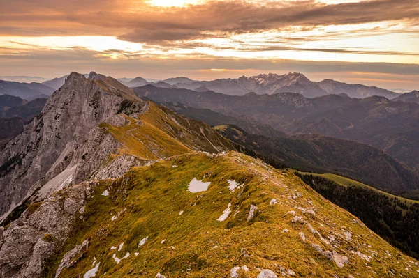 Espectacular vista de la montaña del sol que se eleva por encima de la cresta alta en la distancia. —  Fotos de Stock