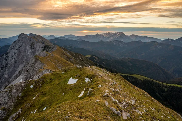 Spectacular mountain view of sun rising above high ridge in the distance. — Stock Photo, Image