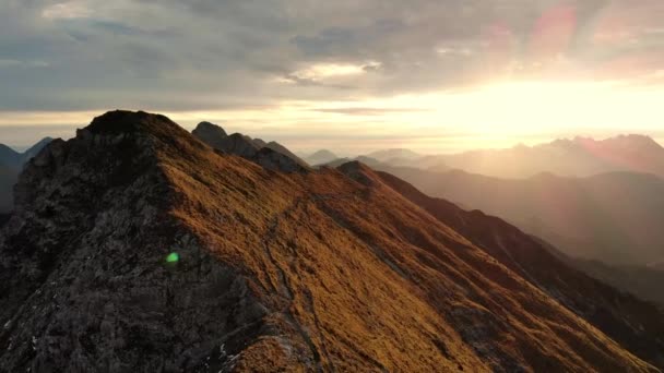 Flygbilder av att följa spektakulära bergskammen mot soluppgången. — Stockvideo