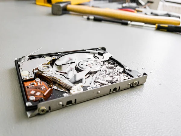 コンピュータのハードドライブディスクの破損したプレート. — ストック写真