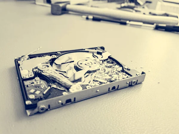Rozbitý talíř pevného disku počítače. — Stock fotografie