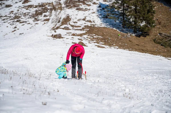 Mère et fille traînant sur des pentes couvertes de neige fraîche. — Photo