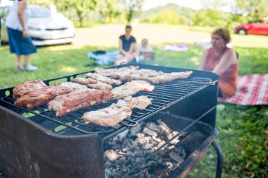 Parkta, açık havada, bbq sobasında pişmiş lezzetli et..