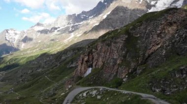 Yeşil çayırlar ve şelalelerin üzerinde uçan muhteşem dağ görüntüleri..