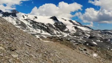 Alplerdeki dağ yamaçlarının muhteşem hava manzarası..