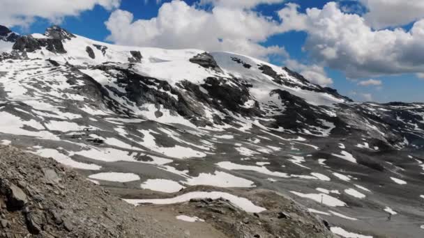 Vedere aeriană spectaculoasă a pârtiilor montane înalte în Alpi . — Videoclip de stoc