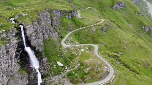 Spektakularny materiał górski lecący nad zielonymi pastwiskami i wodospadami. — Wideo stockowe