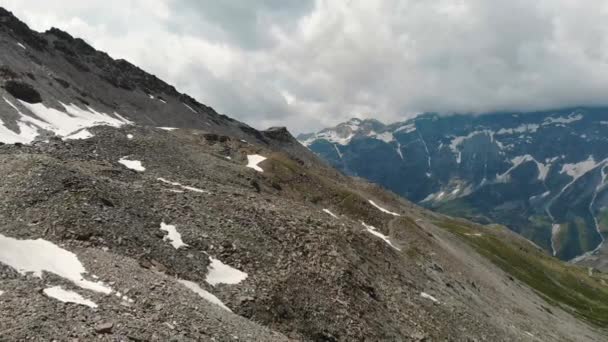 Εντυπωσιακή εναέρια άποψη των βουνών πλαγιές ψηλά στις Άλπεις. — Αρχείο Βίντεο