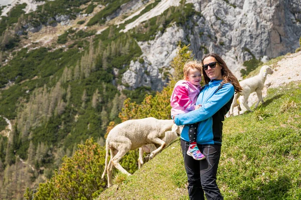 Madre e hija posando en las montañas disfrutando del aire fresco. — Foto de Stock