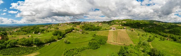 Pintoresco panorama aéreo del campo primaveral en un día soleado. —  Fotos de Stock