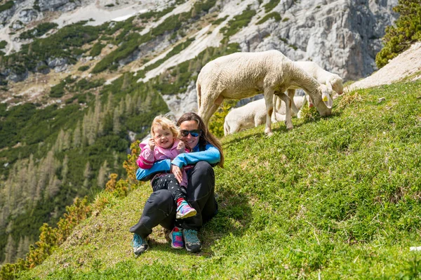 Mãe e filha posando nas montanhas desfrutando de ar fresco. — Fotografia de Stock