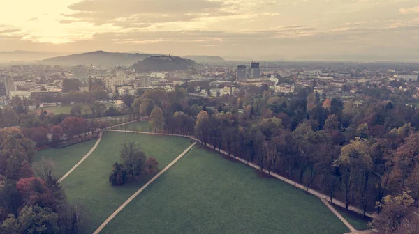 Spectaculaire ochtend panoramisch uitzicht op de stad Ljubljana. — Stockfoto