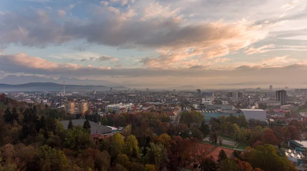 Espectacular mañana vista panorámica de la ciudad de Liubliana . — Foto de Stock