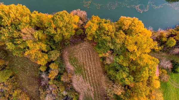 Drop down view of river flowing through fields after harvest. — Stock Photo, Image