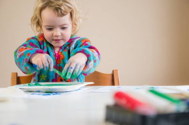 Boyalı fırça ve parmaklar kullanarak acı çeken tatlı sarışın kız..