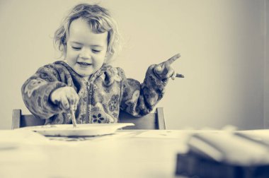 Boyalı fırça ve parmaklar kullanarak acı çeken tatlı sarışın kız..