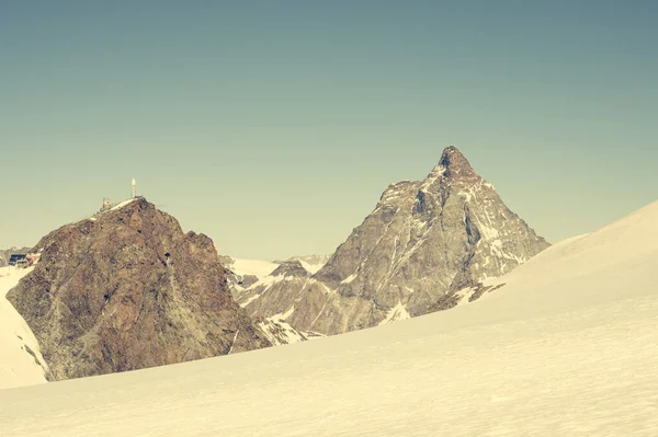 Nádherný výhled na hory s Matterhorn zvedání nad lyžařské středisko během léta. — Stock fotografie