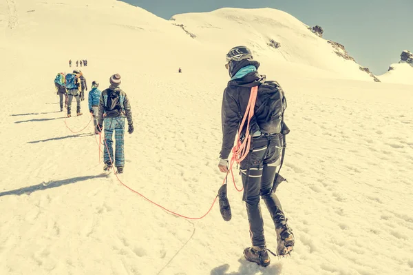 Équipe de corde traversant le plateau glaciaire avant de monter un pic. — Photo