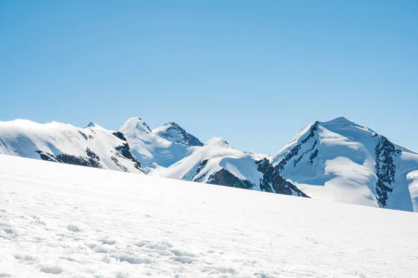 氷河の台地から見える壮大な山の尾根. — ストック写真