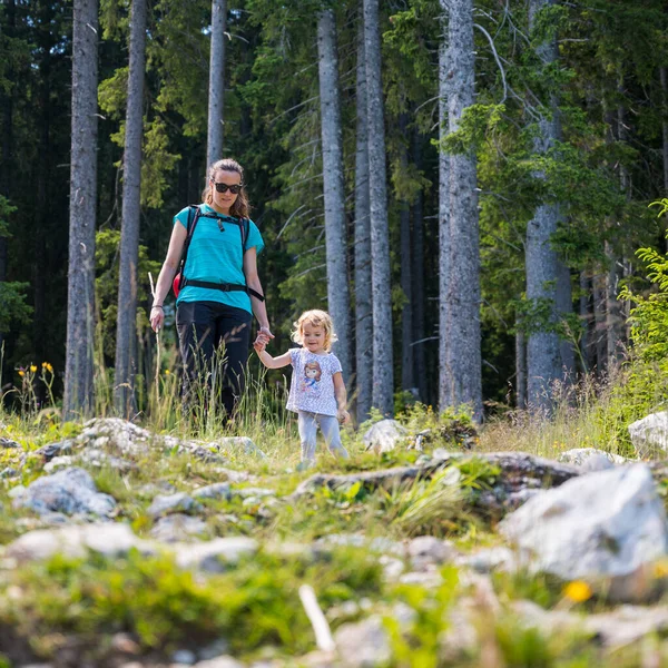 Mãe e filha caminhando por uma trilha florestal. — Fotografia de Stock