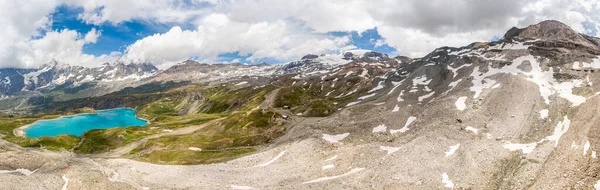 Spectacular mountain panorama of late snow covering slopes. — Stock Photo, Image