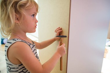 Güzel sarışın kız odasını yeniliyor, gardırop yapıyor..