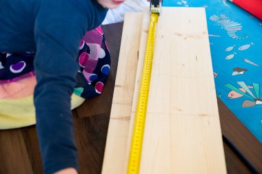 Raf yapımında kullanılan ahşap kalasların ölçümüne yardımcı olan çocuk ayrıntıları.