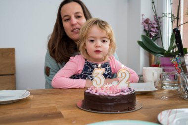 Anne ve kızı evde doğum gününü kutluyorlar..