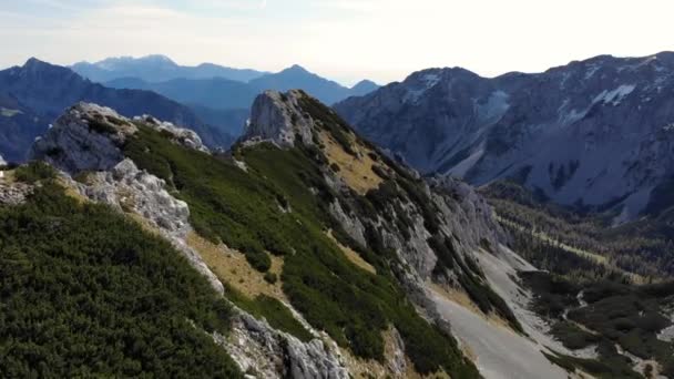 바위투성이 산등성이의 장관을 찍은 산. — 비디오