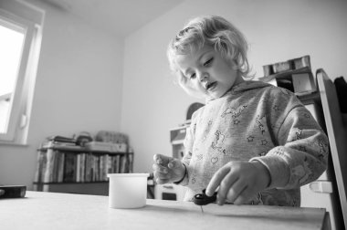 Güzel sarışın kız odasını yeniliyor, gardırop yapıyor..
