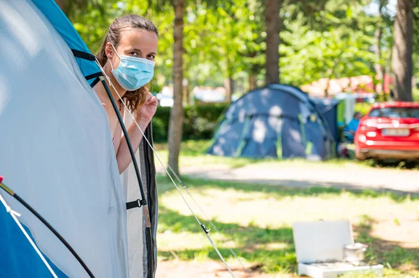 Kobieta w masce medycznej wychodząca z namiotu kempingowego. — Zdjęcie stockowe